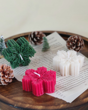 Load image into Gallery viewer, Soy Wax Snowflake Candle and Ornament, Hand-Poured Christmas Gift, Perfect Stocking Stuffer
